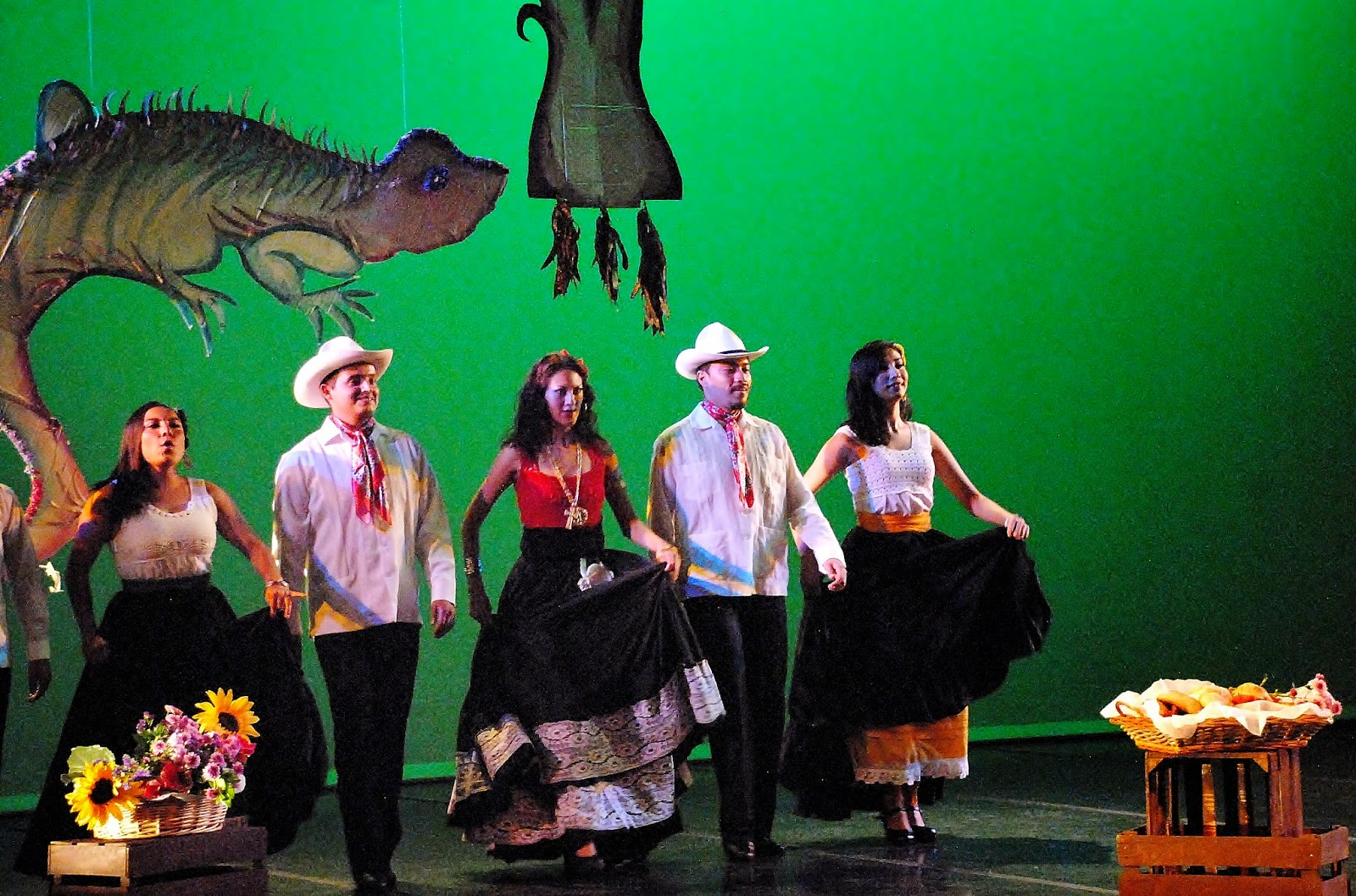 Fue entregado al maestro, bailarín y coreógrafo Francisco Bravo Puebla, el Premio Xochipilli 2014 a la trayectoria..jpg