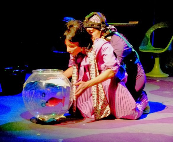 la-mujer-que-mato-a-los-peces-obra-de-teatro.jpg