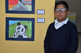 Jeshua Sebastian Chirino con su obra el Panda.jpg