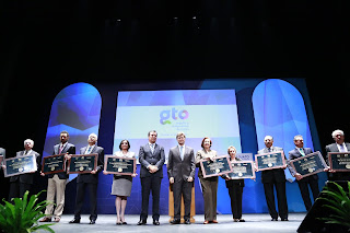 Miguel Márquez Marquez y Enrique de la  Madrid con los homenajeados.jpg