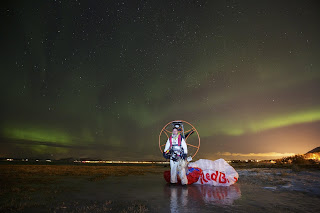 El atleta de parapente Horacio Llorens después de bailar con Auroras Boreales_Foto Frode Sandbech_Red Bull Content Pool.jpg