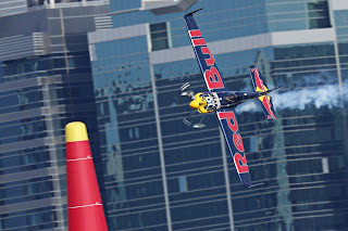 Kirby Chambliss volando durante practicas libres en Red Bull Air Race 2016_Abu Dabi_Foto_Samo Vidic_Red Bull Content Pool.jpg
