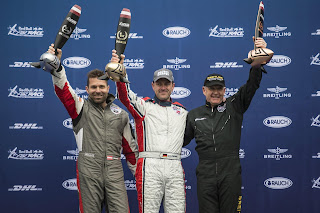 Hannes Arch, Matthias Dolderer y Nigel Lamb durante la premiacion de Red Bull Air Race_Spielberg 2016_Foto_Predrag Vuckovic_Red Bull Content Pool.jpg