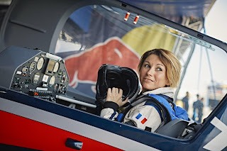 Mélanie Astles a bordo de su aeronave_Foto_Balazs Gardi_Red Bull Content Pool.jpg