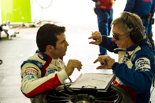 Memo Rojas, piloto mexicano recibiendo indicaciones_Foto_Cortesía.jpg