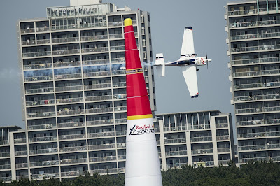 Matthias Dolderer volando durante el Red Bull Air Race_Chiba 2015_Foto_Jorg Mitter_Red Bull Content Pool.jpg