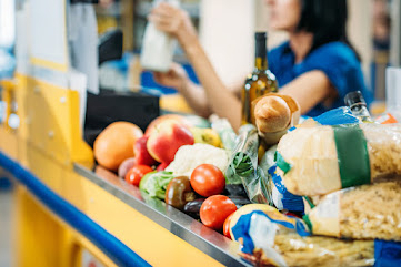 selective-focus-of-food-at-cash-point-in-supermark-B9XQDBA.jpg